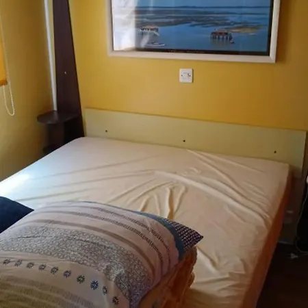 Mobil-home Avec Terrasse - 2 Pers. - Api-1-52-1995 مكان تخييم